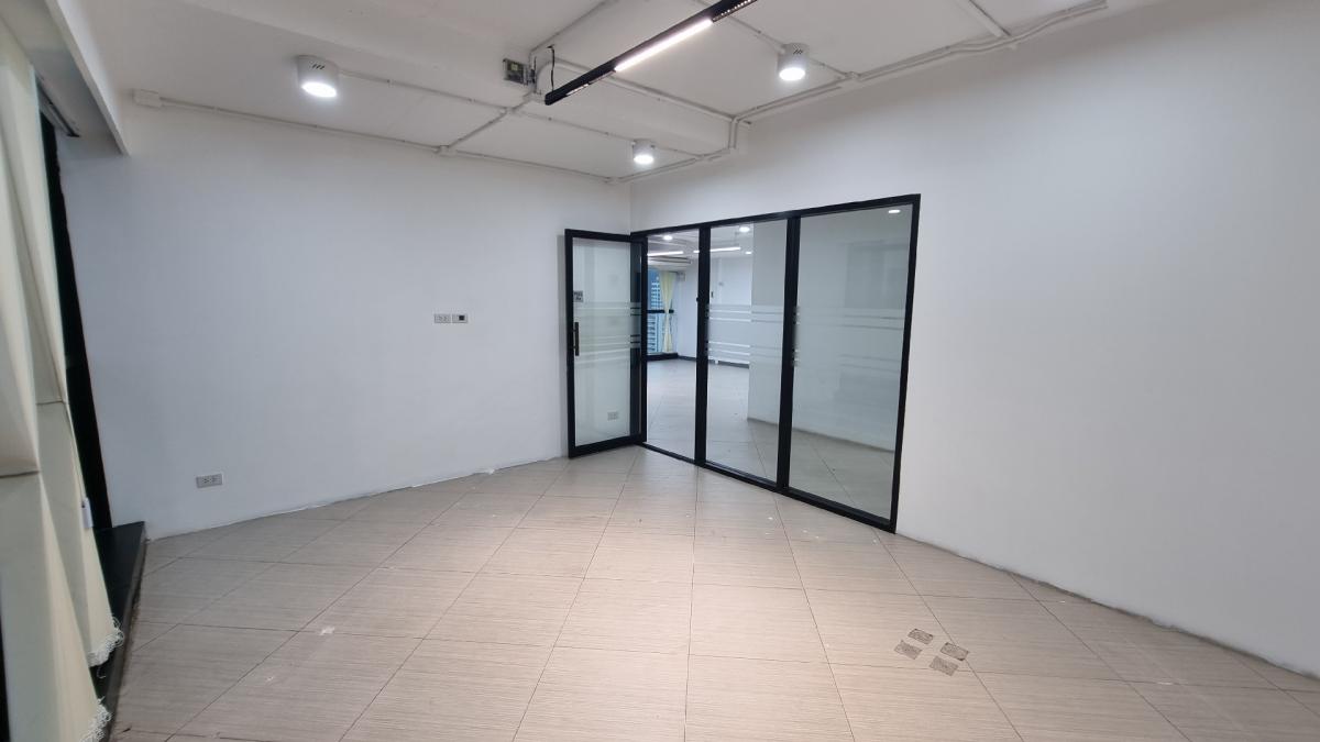 ให้เช่า ออฟฟิศ ใกล้ BTS เอกมัย ชั้น19th 100sqm เพดานสูง 2.8 ม. ห้องน้ำส่วนกลาง – รูปที่ 3