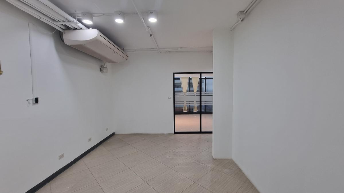ให้เช่า ออฟฟิศ ใกล้ BTS เอกมัย ชั้น19th 100sqm เพดานสูง 2.8 ม. ห้องน้ำส่วนกลาง – รูปที่ 4