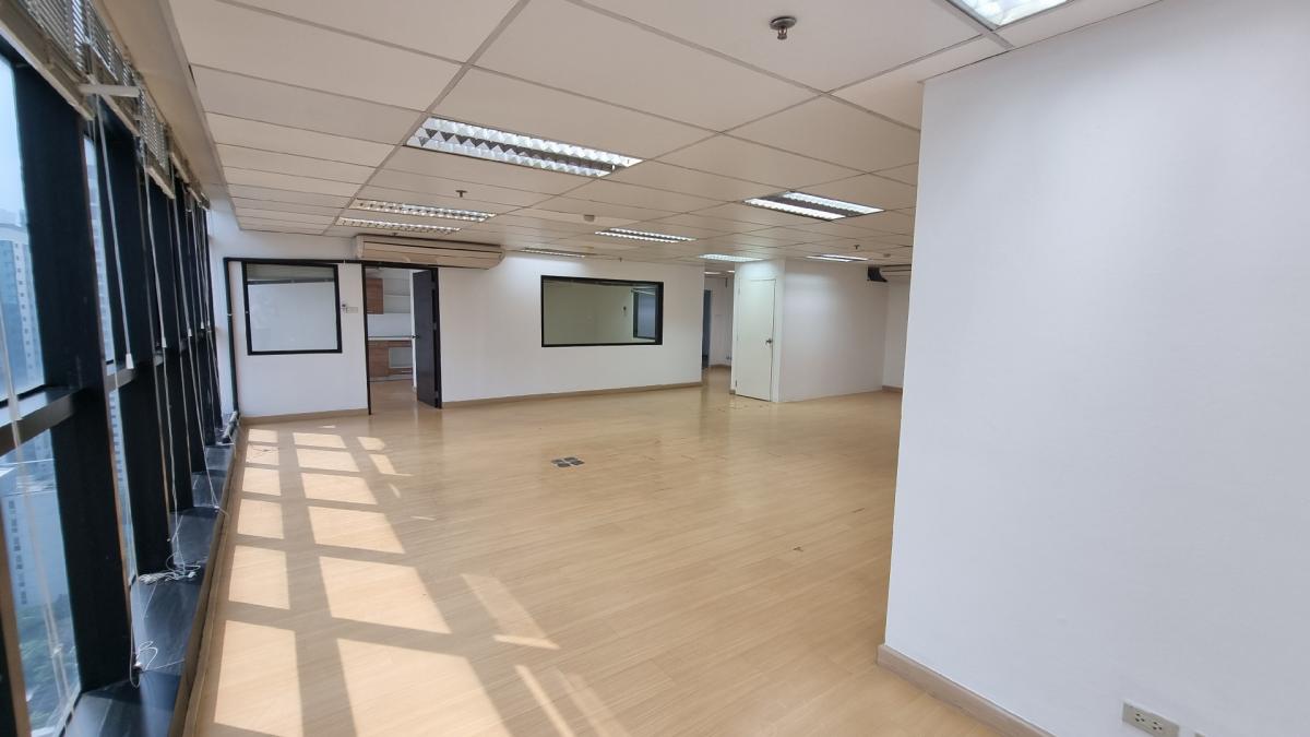 ให้เช่า ออฟฟิศ ใกล้ BTS เอกมัย ชั้น18th 100sqm ความสูงฝ้าเพดาน2.7m ห้องน้ำใช้ร่วมกับส่วนกลาง – รูปที่ 3