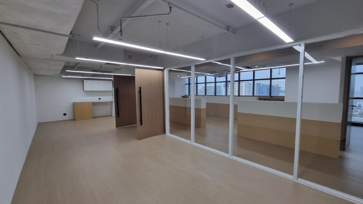 ให้เช่า ออฟฟิศ ใกล้ BTS เอกมัย ชั้น25th 450sqm สวยจัด รีโนเวทใหม่ห้องน้ำในตัว ให้เช่า ออฟฟิศ ใกล้ BTS เอกมัย ชั้น25th 450sqm สวยจัด รีโนเวทใหม่ห้องน้ำในตัว
