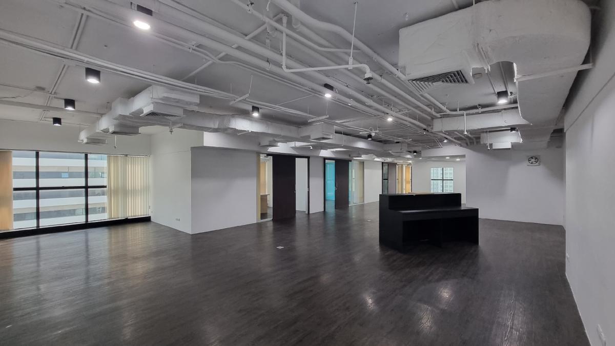 ให้เช่า ออฟฟิศ ใกล้ BTS เอกมัย ชั้น14th 220sqm กั้นห้องเรียบร้อยตกแต่งสวย ไม่มีห้องน้ำในตัว เพดาน 3m – รูปที่ 2