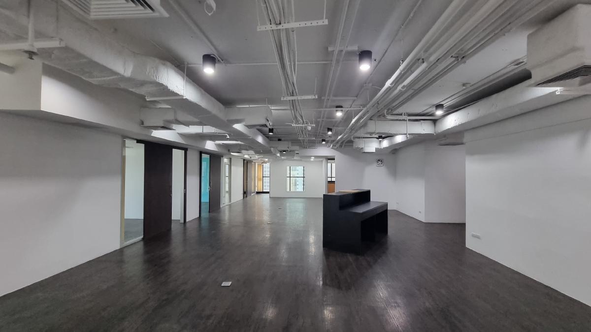 ให้เช่า ออฟฟิศ ใกล้ BTS เอกมัย ชั้น14th 220sqm กั้นห้องเรียบร้อยตกแต่งสวย ไม่มีห้องน้ำในตัว เพดาน 3m ให้เช่า ออฟฟิศ ใกล้ BTS เอกมัย ชั้น14th 220sqm กั้นห้องเรียบร้อยตกแต่งสวย ไม่มีห้องน้ำในตัว เพดาน 3m