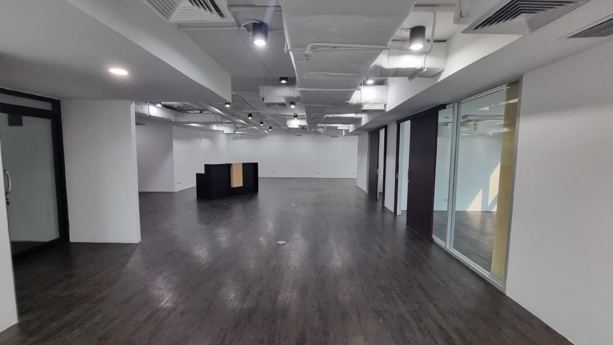 ให้เช่า ออฟฟิศ ใกล้ BTS เอกมัย ชั้น14th 220sqm กั้นห้องเรียบร้อยตกแต่งสวย ไม่มีห้องน้ำในตัว เพดาน 3m – รูปที่ 4
