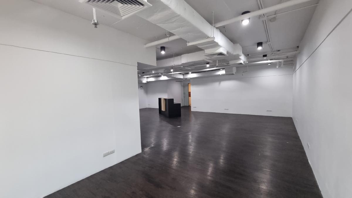 ให้เช่า ออฟฟิศ ใกล้ BTS เอกมัย ชั้น14th 220sqm กั้นห้องเรียบร้อยตกแต่งสวย ไม่มีห้องน้ำในตัว เพดาน 3m – รูปที่ 3