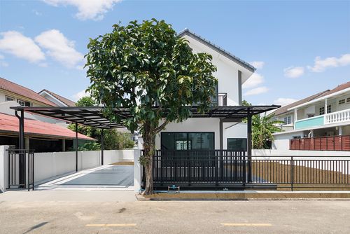 2 -storey detached house, new renovated, Kritsad Nakhon Village, Rattanathibet, next to the main road near the Bang Yai junction