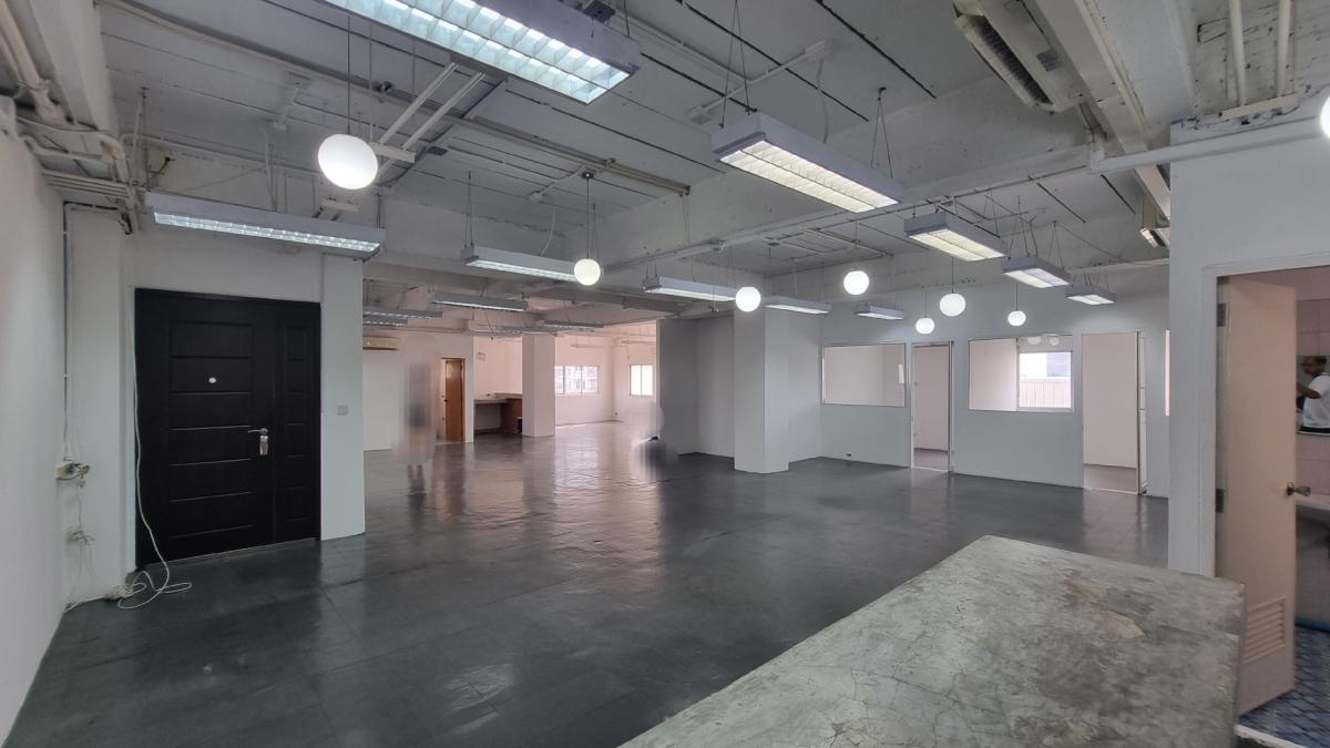 Office ใจกลางทองหล่อ ให้เช่าออฟฟิศ 320 ตารางเมตร พร้อมใช้งานกั้นห้องให้เรียบร้อย มีห้องน้ำในตัว Office ใจกลางทองหล่อ ให้เช่าออฟฟิศ 320 ตารางเมตร พร้อมใช้งานกั้นห้องให้เรียบร้อย มีห้องน้ำในตัว