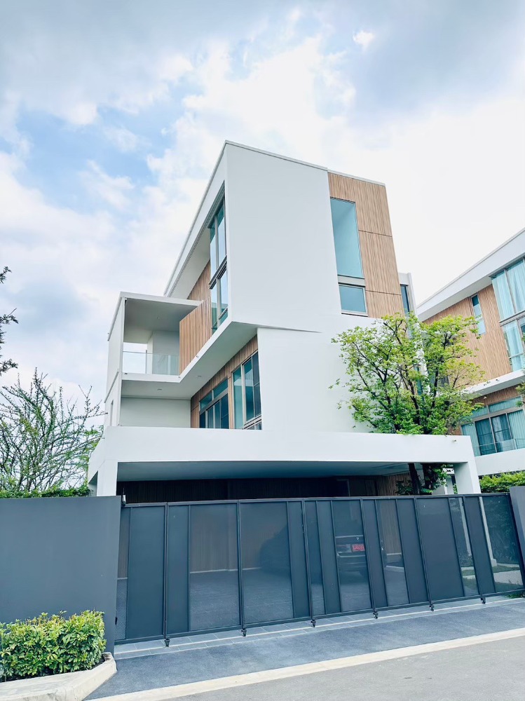 ♦ Modern Japanese ♦ บ้านเดี่ยว 3 ชั้น 3 ห้องนอน 4 ห้องน้ำ | 94.50 ตร.ว. 324.00 ตร.ม. | ใกล้ สนามกอล์ฟ Unico Grande 1 นาที, โรงเรียนนานาชาติเวลลิงตัน 2 นาที, มาร์เก็ตเพลส กรุงเทพกรีฑา 6 นาที ♦ Modern Japanese ♦ บ้านเดี่ยว 3 ชั้น 3 ห้องนอน 4 ห้องน้ำ | 94.50 ตร.ว. 324.00 ตร.ม. | ใกล้ สนามกอล์ฟ Unico Grande 1 นาที, โรงเรียนนานาชาติเวลลิงตัน 2 นาที, มาร์เก็ตเพลส กรุงเทพกรีฑา 6 นาที
