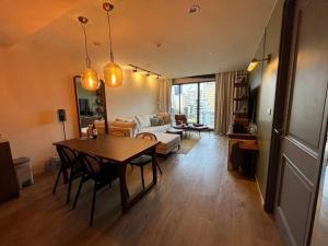 A highly stylish low-rise residence in one of the most sought-after locations Ploenchit area, easy access to BTS Ploenchit, One Bangkok, Central Embassy, and Lumpini Park, just minutes from shopping malls