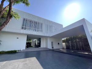 ♦ Type Vibe ♦ 2 Storey detached house, 118.70 sq.w., 354.00 sq.m. | 4 bedrooms, 5 bathrooms, 3 parking spaces | Near Mega Bangna 8 mins., MRT Sri Eiem 11 mins.