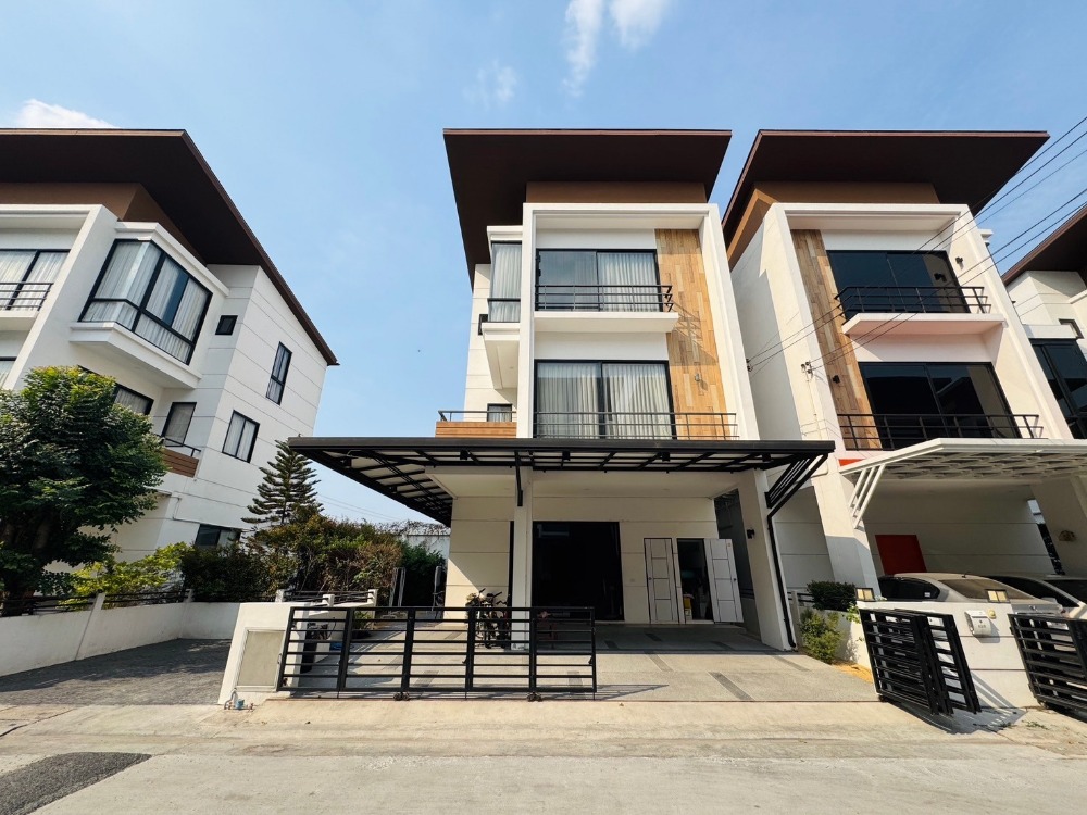 urgent! Selling cheaper than a 3 -story house for sale in 3 bedrooms, 4 bathrooms, behind the beautiful plots of land 40.5 sq.w. Usable area 290 sq.m. “Thanadi Ring-Rama 9“ only 15 minutes to Ket Suvarnabhumi Easy to enter the city