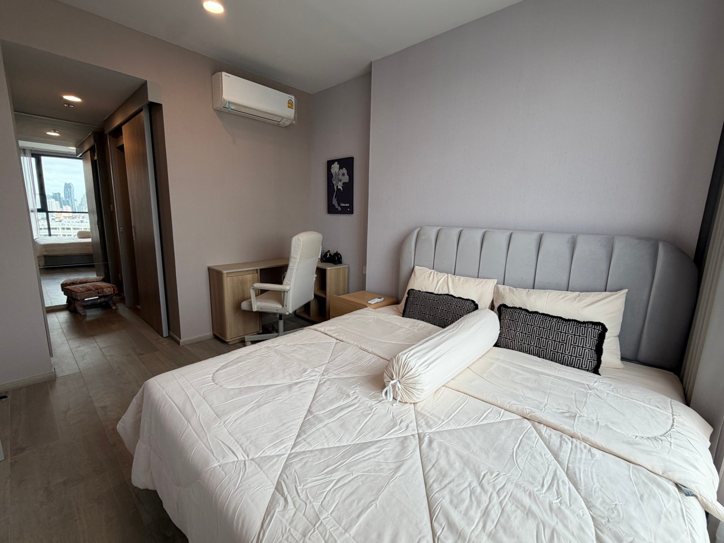 The Crown Residences 1BR type for rent. Really close to One Bangkok