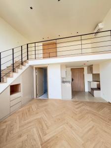 ขายคอนโดวิวแม่น้ำเจ้าพระยาบนถนนเจริญนคร ณ รีวา เจริญนคร ชั้น 20 ห้อง Loft ฟังก์ชัน 1 ห้องนอน 1 ห้องน้ำ ใกล้รถไฟฟ้า BTS และทางด่วน ทำเลดี เดินทางสะดวก พร้อมอยู่ ติดถนนใหญ่ สิ่งอำนวยความสะดวกครบ
