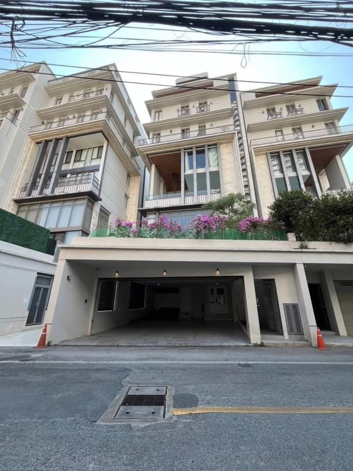 Luxury House at Sukhumvit 49 with Pool Luxury House at Sukhumvit 49 with Pool