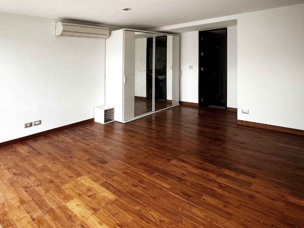 The best price! The Fah Aree 4 opposite the popular cafes that are becoming popular. Walk to the train, convenient, very good location, peaceful, shady in the heart of Ari. Dont miss! Interested contact 0876358339 The best price! The Fah Aree 4 opposite the popular cafes that are becoming popular. Walk to the train, convenient, very good location, peaceful, shady in the heart of Ari. Dont miss! Interested contact 0876358339