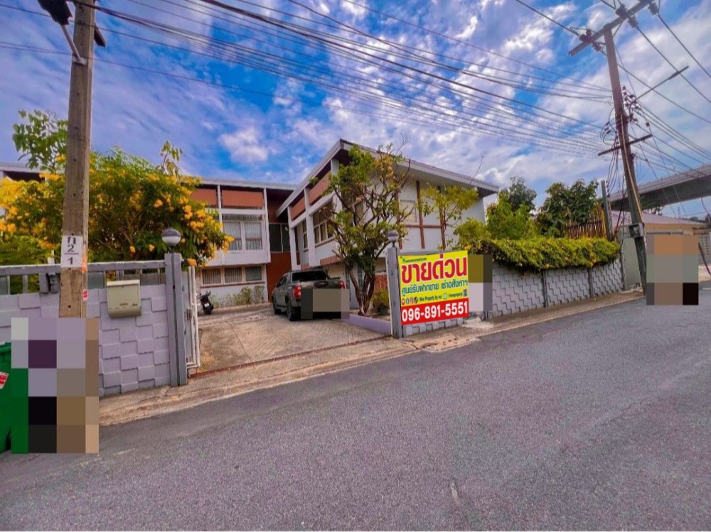 #House for sale with land, size 229 square meters, Rama 9, Soi 37, next to Shabu King. Enter the alley about 30 meters. Good location. Can go in and out in many ways. Suitable for home office me-193.