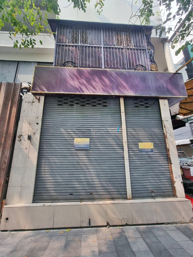 Shop House 4 Floors 300 sqm. on Silom Road For Rent Shop House 4 Floors 300 sqm. on Silom Road For Rent