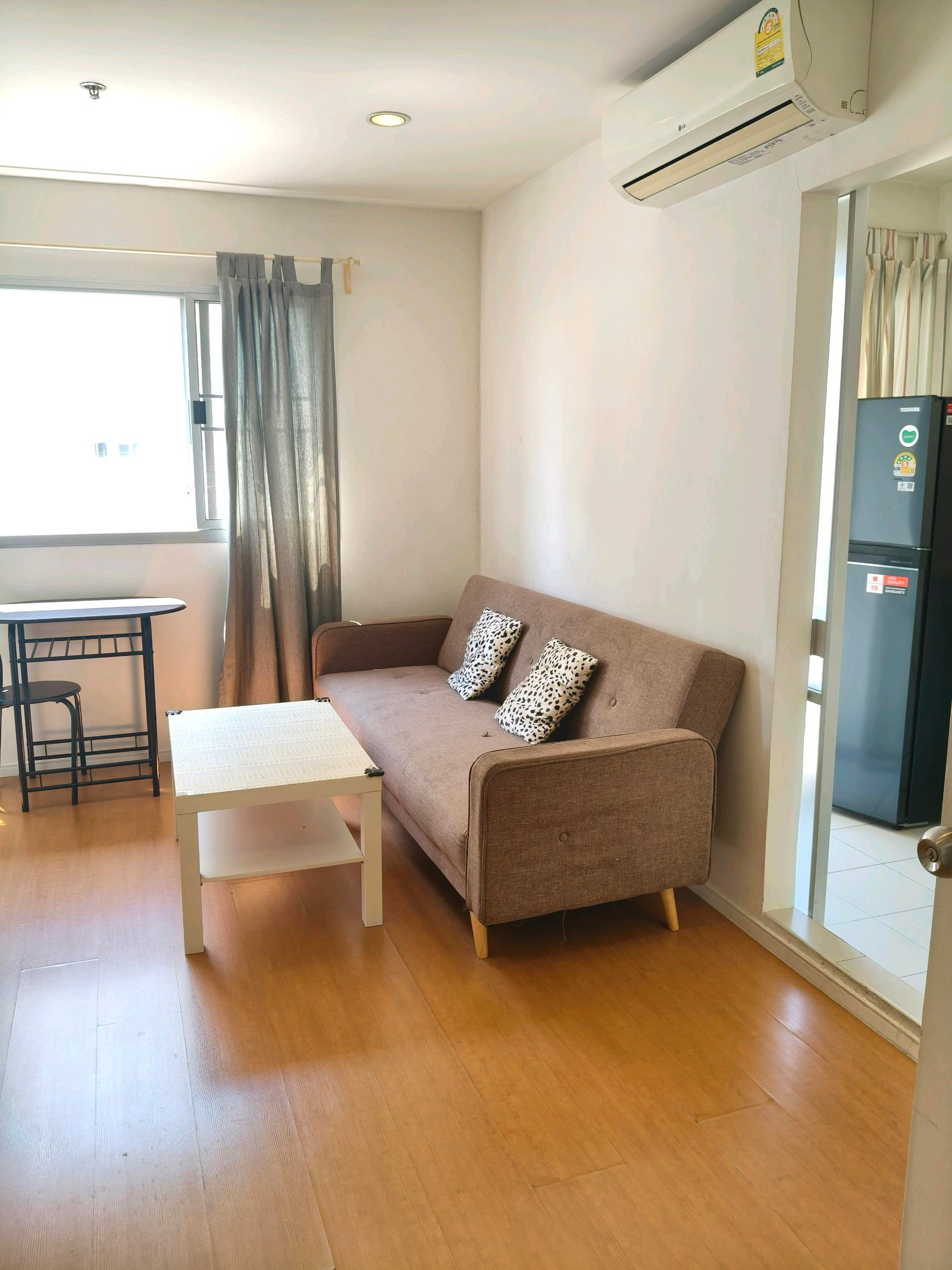 2 bedroom condo for rent, 2 bathrooms, rental fees, not expensive The room is ready.