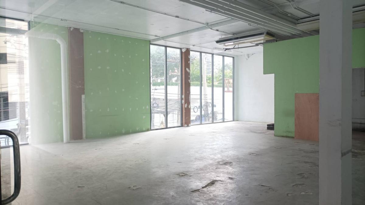Rental space, 2nd floor, size 137.63 SQ.M. Soi Sukhumvit 21, Asoke, near MRT, Sukhumvit, Phetchaburi and SWU. Good location. There is a parking lot.