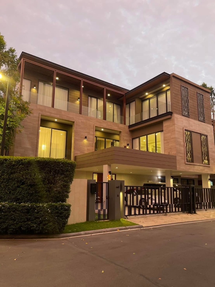 House in Rama 9 Srinakarin near •Wellington International School
•Brighton International School
•Samitivej Srinakarin Hospital
•Unico Golf Course
•Krungthep Kreetha Golf Course