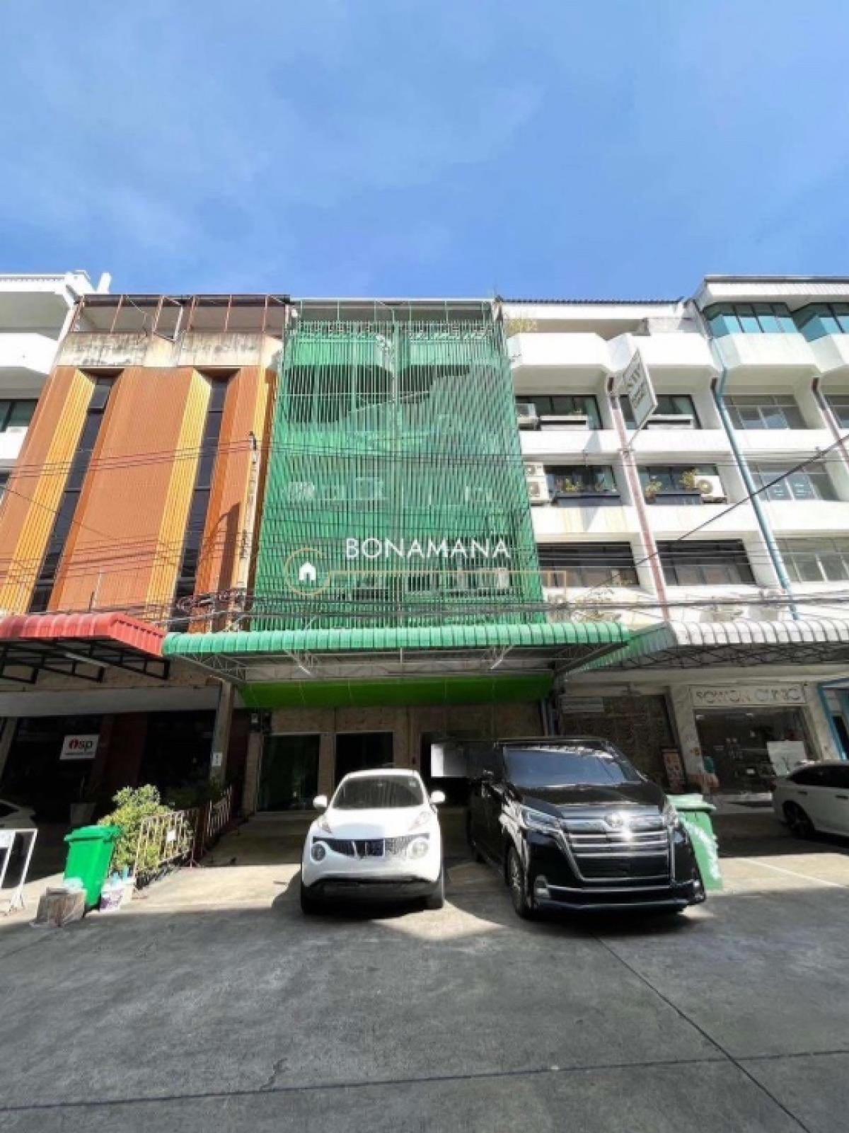 Renting a 2 -story commercial building, 6 -story MRT Ratchadaphisek, Huai Khwang area, good location, spa, onsen massage shop, physical therapy clinic, showroom, veterinary clinic, dental treatment Renting a 2 -story commercial building, 6 -story MRT Ratchadaphisek, Huai Khwang area, good location, spa, onsen massage shop, physical therapy clinic, showroom, veterinary clinic, dental treatment