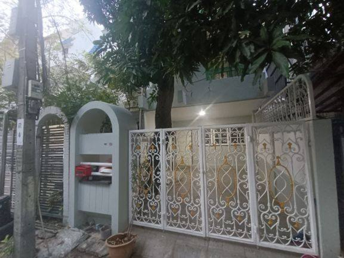 Rent a townhome, Sukhumvit Soi 10, Golden Location in the center of the city, suitable for airbnb Rent a townhome, Sukhumvit Soi 10, Golden Location in the center of the city, suitable for airbnb