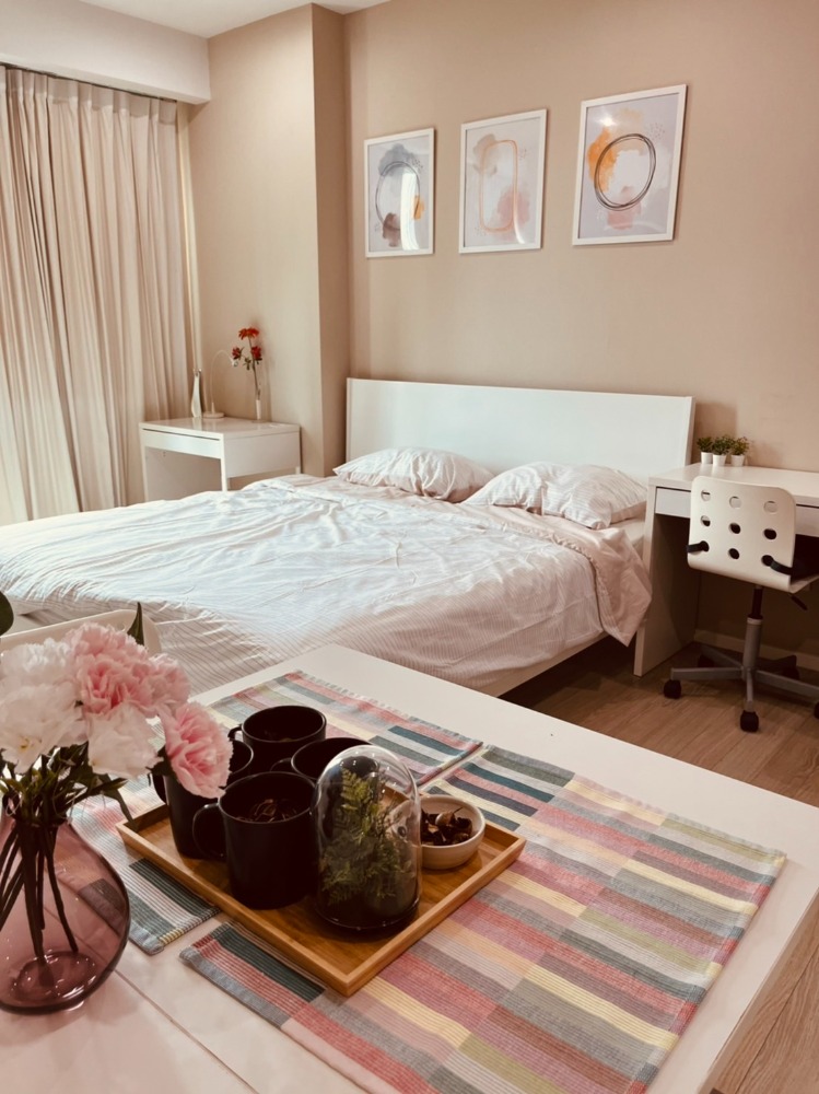 For rent! The Room Sukhumvit 21 Studio Room. Asok, Near BTS/MRT. Contact 081-682-7845.