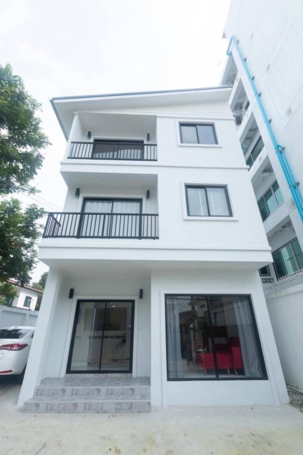 📢👇For sale with tenant (lease ends in March 2027), or the lease can be terminated in advance upon the buyer’s request.
Home, 3 -story office near Thonglor near the community The whole restaurant Hospital International School 📢👇For sale with tenant (lease ends in March 2027), or the lease can be terminated in advance upon the buyer’s request.
Home, 3 -story office near Thonglor near the community The whole restaurant Hospital International School