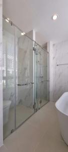 ● Prime Location ● บ้านเดี่ยว 3 ชั้น 60.90 ตร.ว., 390.00 ตร.ม. | 4 ห้องนอน 6 ห้องน้ำ | ใกล้ บิ๊กซี เคหะร่มเกล้า 8 นาที, มาร์เก็ตเพลส กรุงเทพกรีฑา 8 นาที