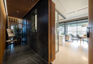 ขายคอนโด Super Luxury “Mulberry Grove The Forestias Condominiums“ พื้นที่ใช้สอย 99.59 ตร.ม. ฟังก์ชัน 2 ห้องนอน 2 ห้องน้ำ ห้องใหญ่ บรรยากาศเหมือนอยู่บ้าน โอบล้อมพื้นที่สีเขียวขนาดใหญ่ เดินทางสะดวกติดถนนบางนา-ตราด