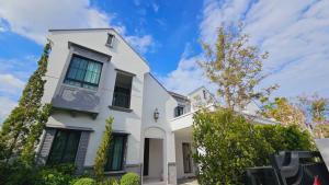 📢👇Sell with tenant til July 2026
House in nice compound with spacious area, good security , 4 bedrooms, suitable for a big family.