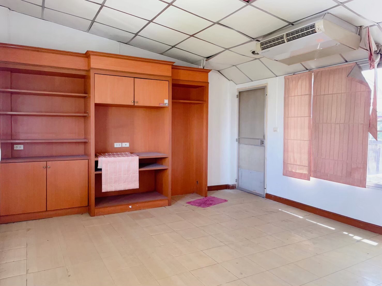 Urgent sale/or rent a townhome, Ban Suan Thon-Ratchadaphisek, in the heart of the city 4.5, floor, 30 sq.w., 250 sq.w., 5 bedrooms, 4 air conditioners, only 10 minutes near the Ladprao MRT. – รูปที่ 2