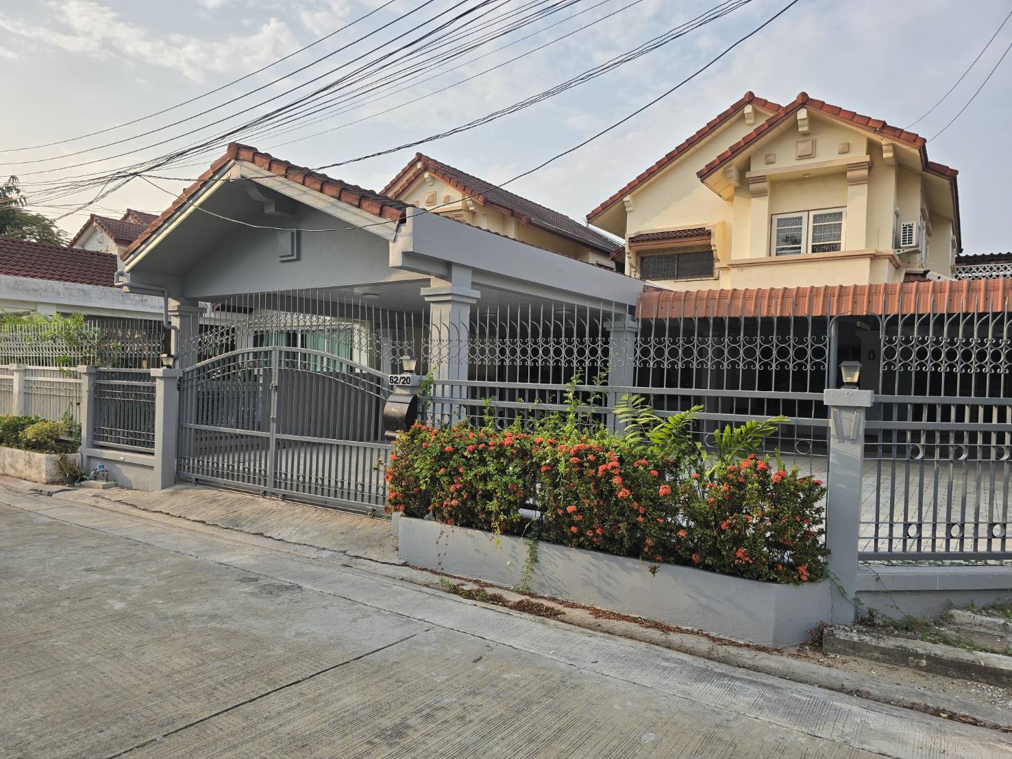 Large single house (behind the corner), a lot of living space, excellent location next to Phutthamonthon Sai 2 Road, travel only 15 minutes to The Mall Bang Khae. Welcome Pet Welcome