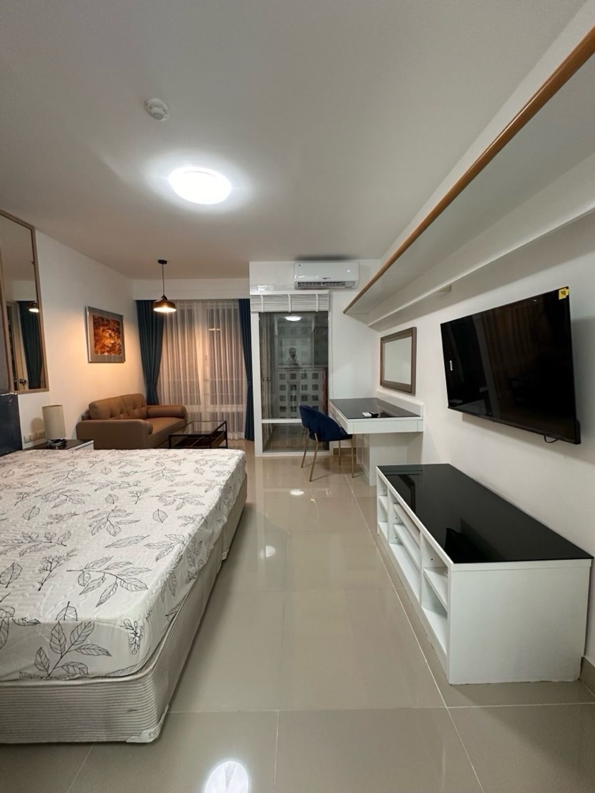 3 kilometers from MRT Rama 9, MRT Phetchaburi, Airport Link Ramkhamhaeng, unblocked view to the east. The noisy side is not the side next to the expressway. New air conditioner, balcony made more special than normal rooms. *Electricity bill paid directly 