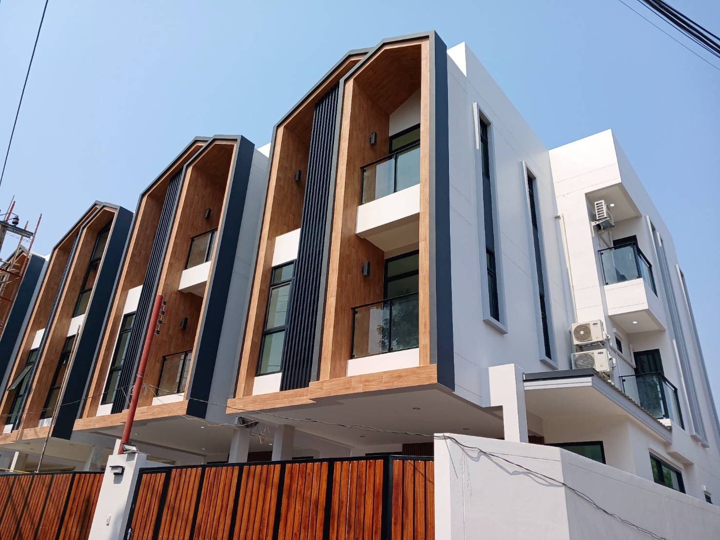 Open for reservation!! 3-storey single house, near MRT Sutthisan, only 700 m. Prime location, house in the city, house near the electric train