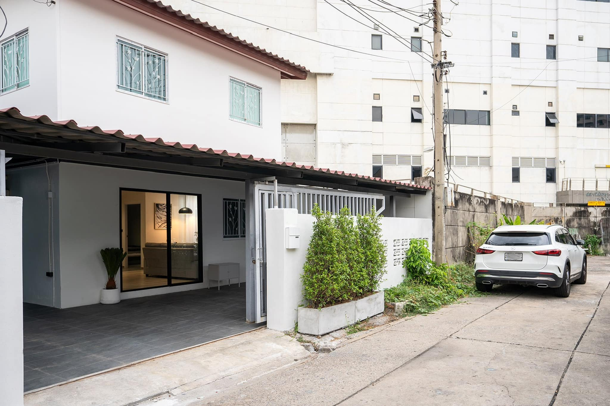 2-story detached house for rent, completely renovated. Pracharat Bamphen Road 17 Air conditioner, fully furnished, ready to move in There are 3 bedrooms, 2 bathrooms. Monthly rental price 60,000 baht 2-story detached house for rent, completely renovated. Pracharat Bamphen Road 17 Air conditioner, fully furnished, ready to move in There are 3 bedrooms, 2 bathrooms. Monthly rental price 60,000 baht