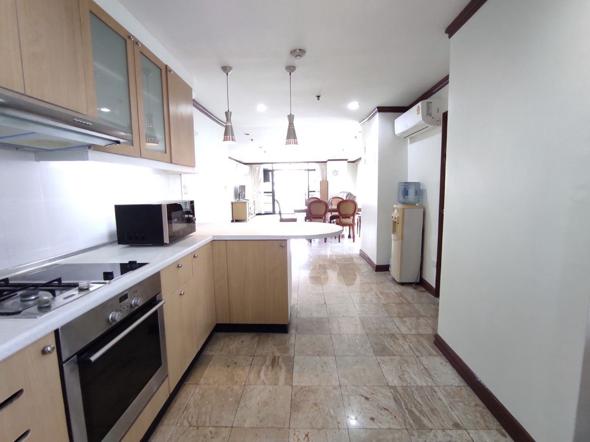 For Rent 2 BD + Maid's 133 sqm. open kitchen, new AC in Promphong Contact 0817010651 For Rent 2 BD + Maid's 133 sqm. open kitchen, new AC in Promphong Contact 0817010651