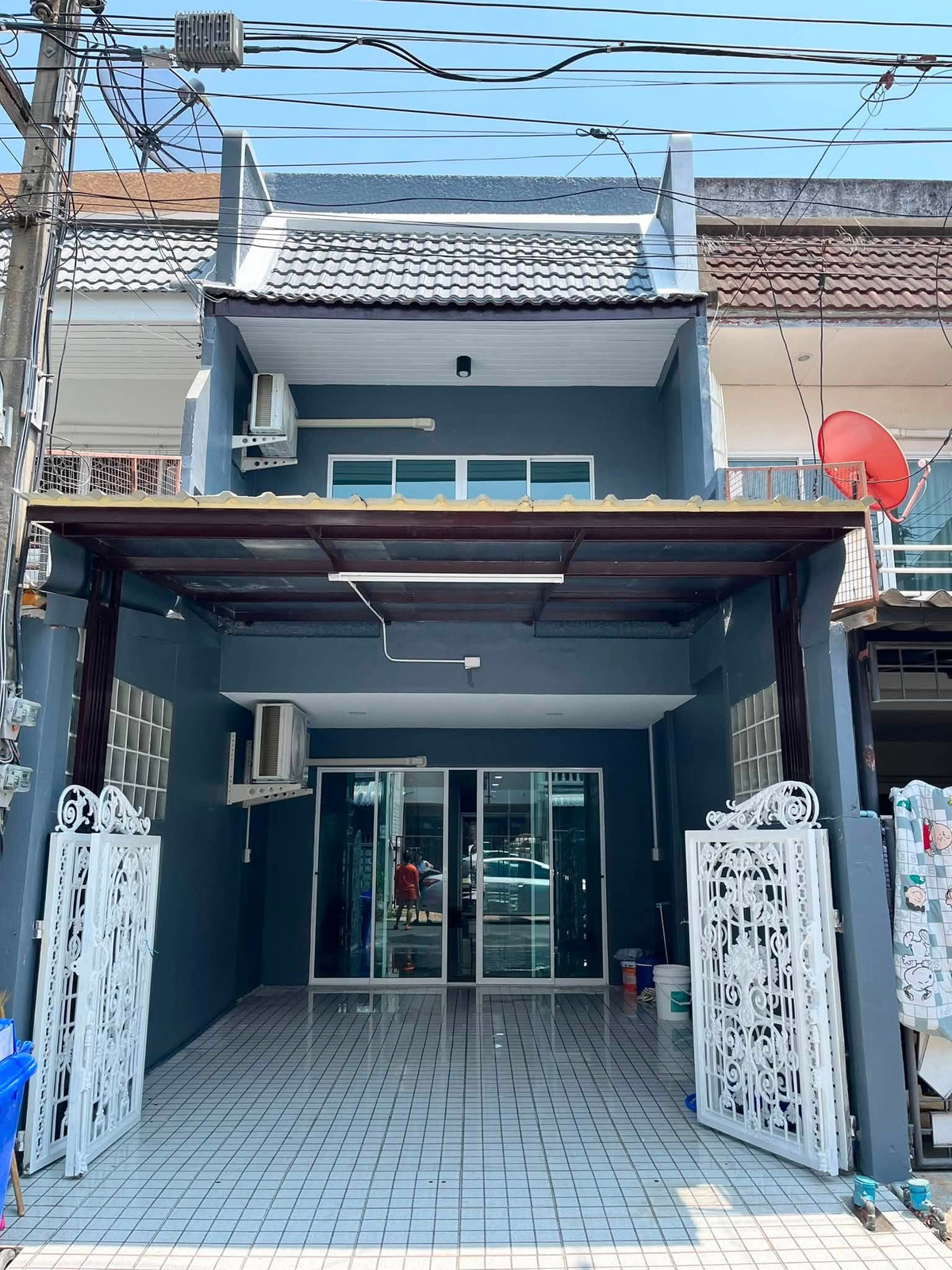 Townhome for rent Kaset-Nawamin Road Khlong Chan Village, Villa 1, air conditioning, partially furnished, 3 bedrooms, 2 bathrooms, rental price 22,000 baht. [Able to register a company]