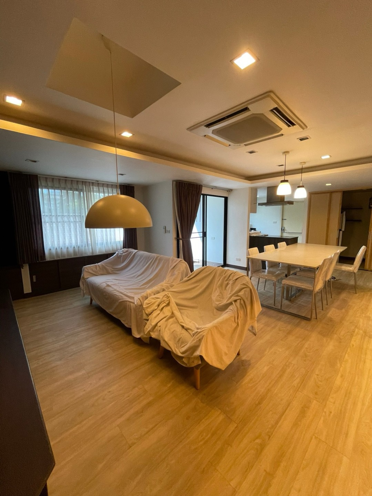 Privacy in CBD !! The condo has a high privacy. With only 30 units, beautiful rooms, very good condition.