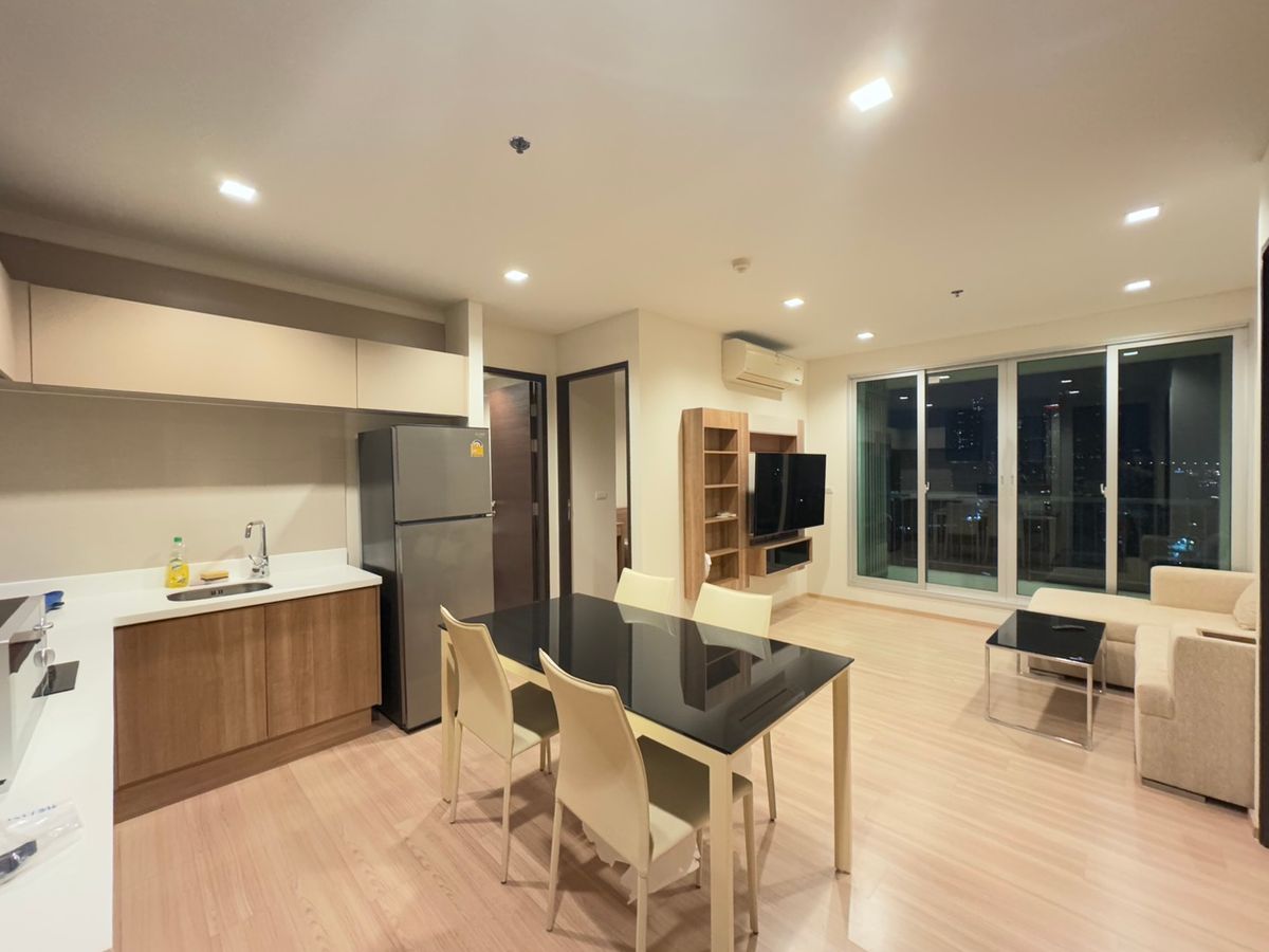 RHYTHM Sathorn is very new, ready to sell a water porcupine near BTS BTS Saphan Taksin 10.8 million. RHYTHM Sathorn is very new, ready to sell a water porcupine near BTS BTS Saphan Taksin 10.8 million.