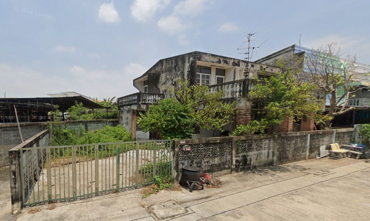 Old house for sale at a wide corner near Thung Khru Market Old house for sale at a wide corner near Thung Khru Market