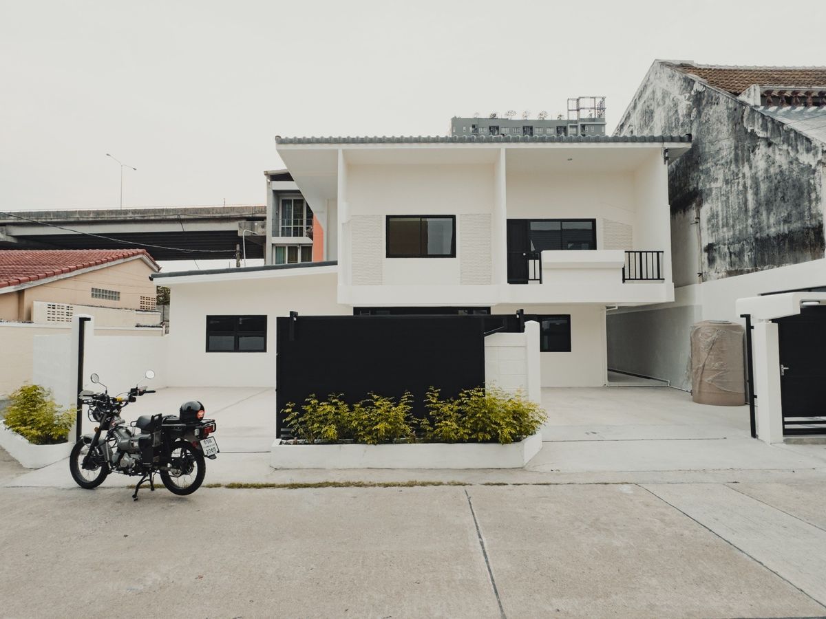 2 storey detached house for sale in the heart of Phatthanakan Soi 12, the best price in the area! 2 storey detached house for sale in the heart of Phatthanakan Soi 12, the best price in the area!