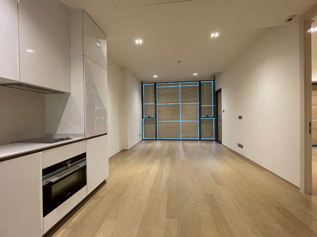 [HIGH FLOOR / RARE VIEW] The Strand Thonglor – ชั้น 24 วิวเมืองสุดสายตา | 1 นอน 56 ตร.ม. หรูหราเหนือระดับ เพียง 30 ม. จาก BTS" สัมผัสประสบการณ์การอยู่อาศัยที่สูงที่สุดและเป็นส่วนตัวที่สุด ใจกลางทองหล่อ" 