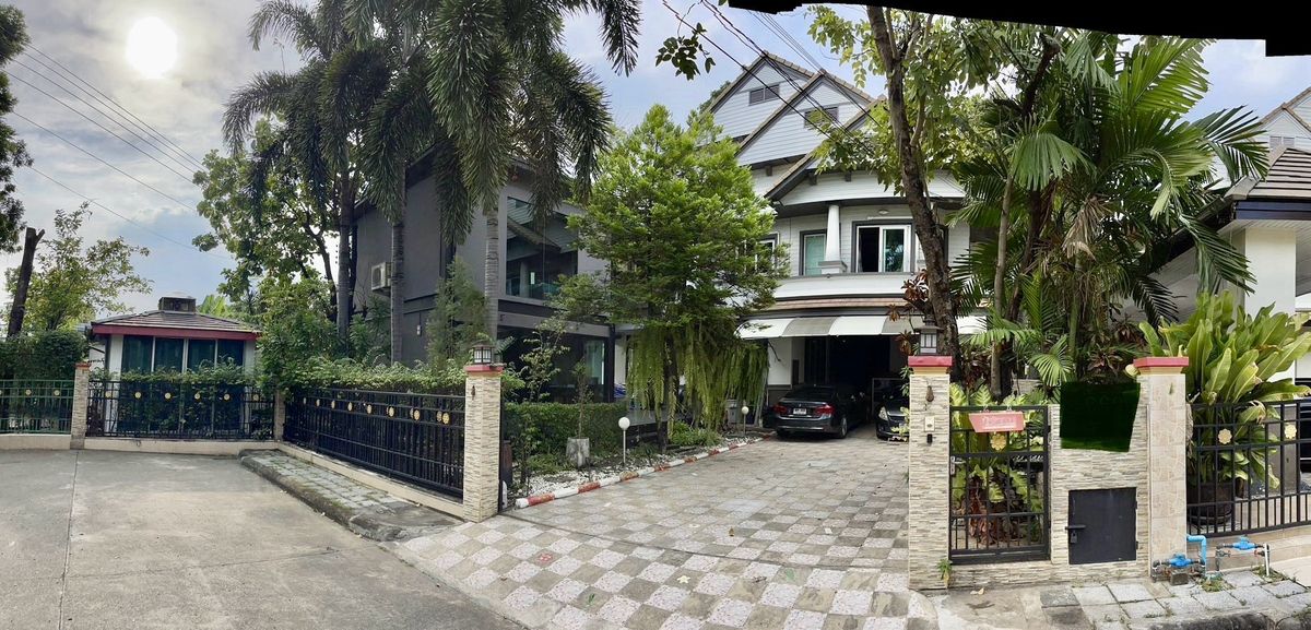 Detached house with 3 separate buildings on the same property. The back of the house faces a canal, with cool breezes and a shady, peaceful atmosphere all year round. The project consists of only 20 families — quiet, private, and uncrowded.