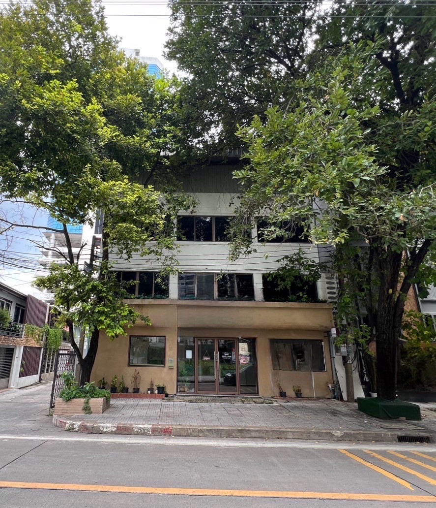 Rent a 4 -story building, 9 meters wide. Building, BTS Ekkamai, Soi Sukhumvit, good location, suitable spa, Thai massage, physiotherapy, beauty clinic, cafes and restaurants. Rent a 4 -story building, 9 meters wide. Building, BTS Ekkamai, Soi Sukhumvit, good location, suitable spa, Thai massage, physiotherapy, beauty clinic, cafes and restaurants.