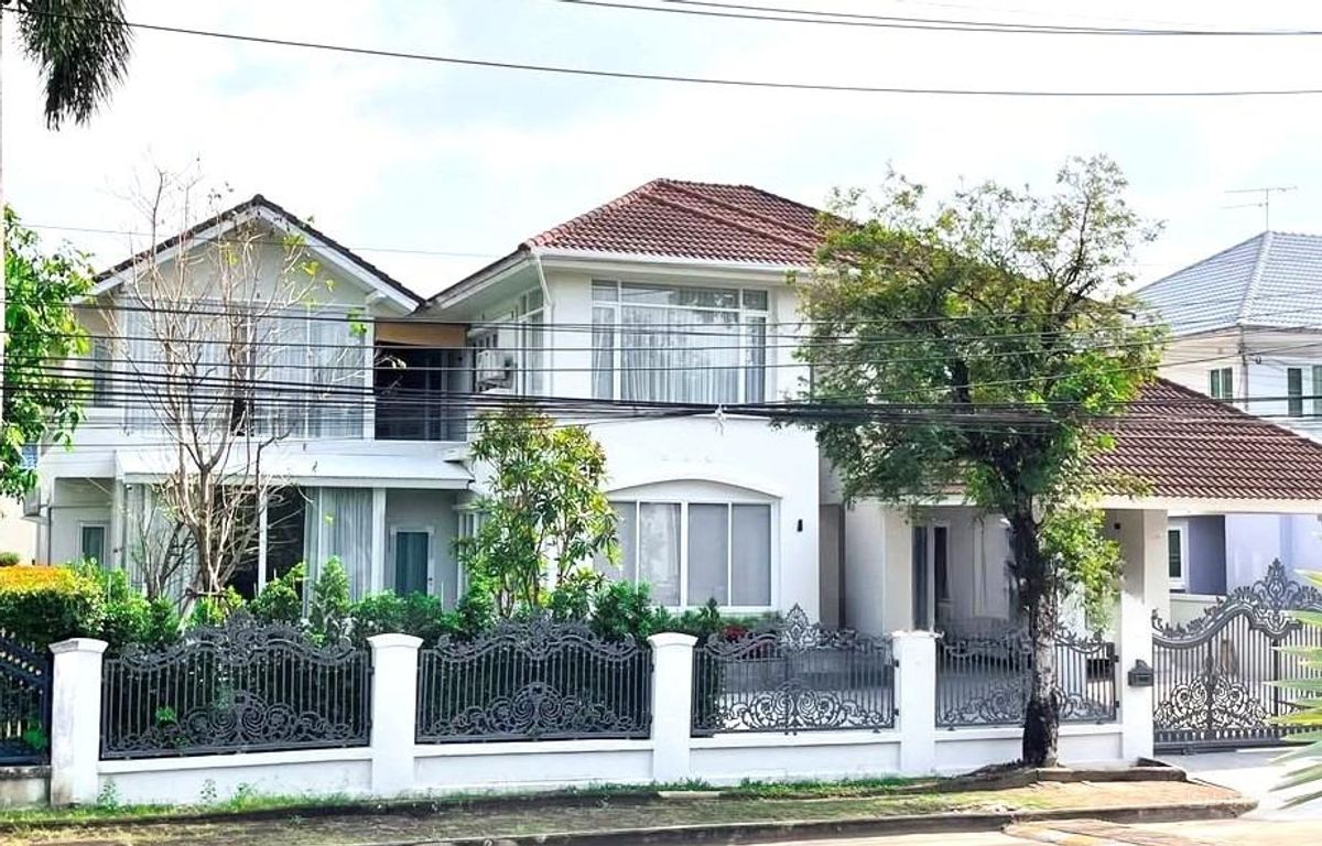 Single house, luxury decoration, Lad Darm Village, Pinklao-Kanchanaphisek Renovate The house is located in front of the club. Like a swimming pool in front of the house Just walk a few steps