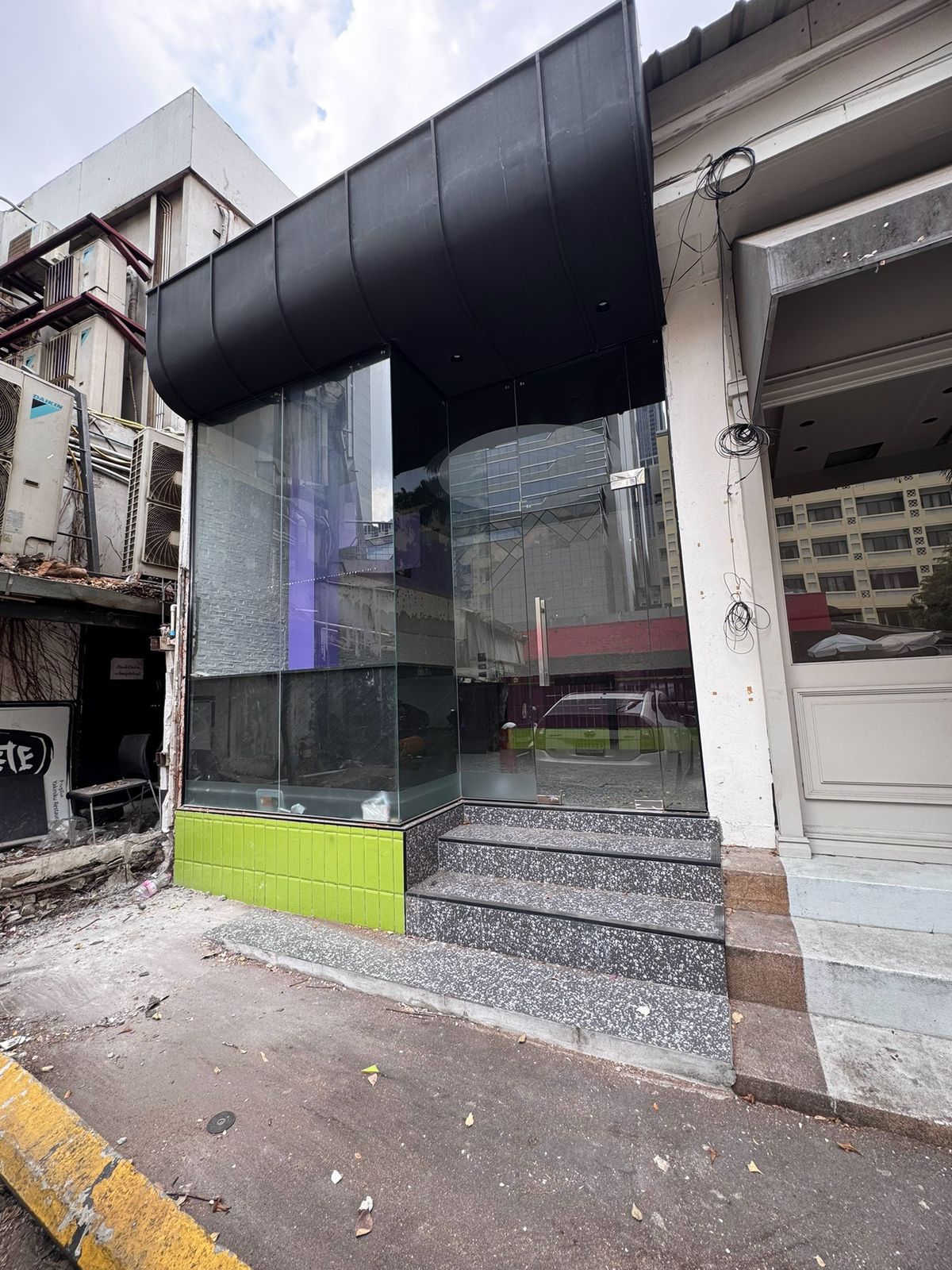 Rent a small area, Thonglor 13, good location, suitable for exchanging money or other businesses (N.1605) Rent a small area, Thonglor 13, good location, suitable for exchanging money or other businesses (N.1605)