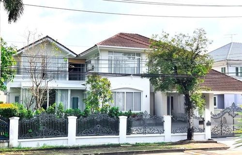 บ้านเดี่ยว แต่งหรู หมู่บ้าน ลัดดารมย์ ปิ่นเกล้า-กาญจนาภิเษก รีโนเวท ทาสีใหม่ทั้งหลัง ตัวบ้านตั้งอยู่หน้าสโมสร เหมือนมีสระว่ายน้ำอยู่หน้าบ้าน เพียงเดินไม่กี่ก้าว