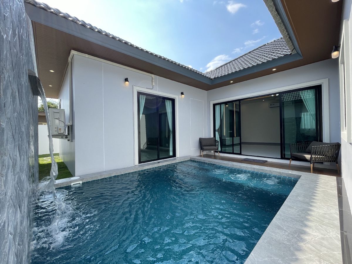 Selling a new new detached house, Pattaya, with 3 private water pools Selling a new new detached house, Pattaya, with 3 private water pools