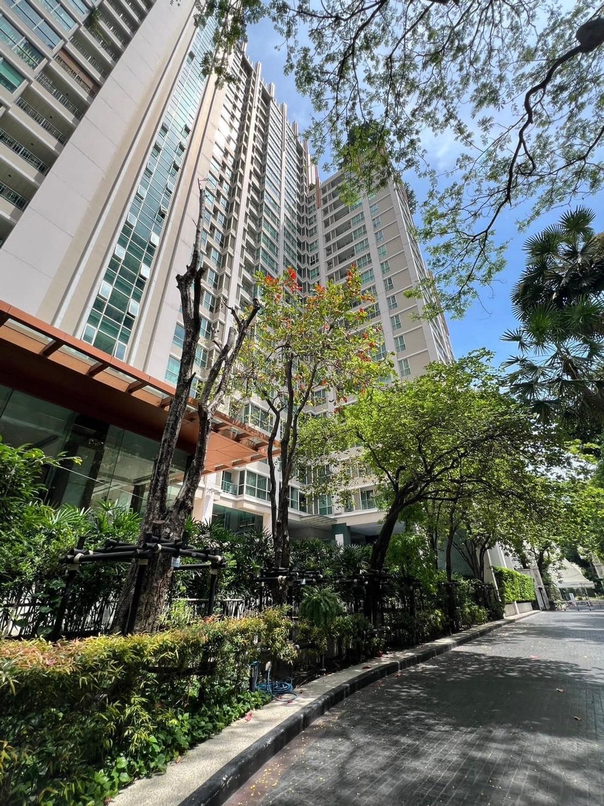 Luxurious condo in the heart of Chidlom The Address @ Chidlom, a special big room with a very good price. Luxurious condo in the heart of Chidlom The Address @ Chidlom, a special big room with a very good price.