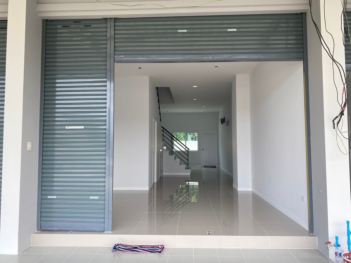 ช็อปเฮ้าส์พร้อมกั้นห้องและปูกระเบื้องทั้งหลัง – รูปที่ 2